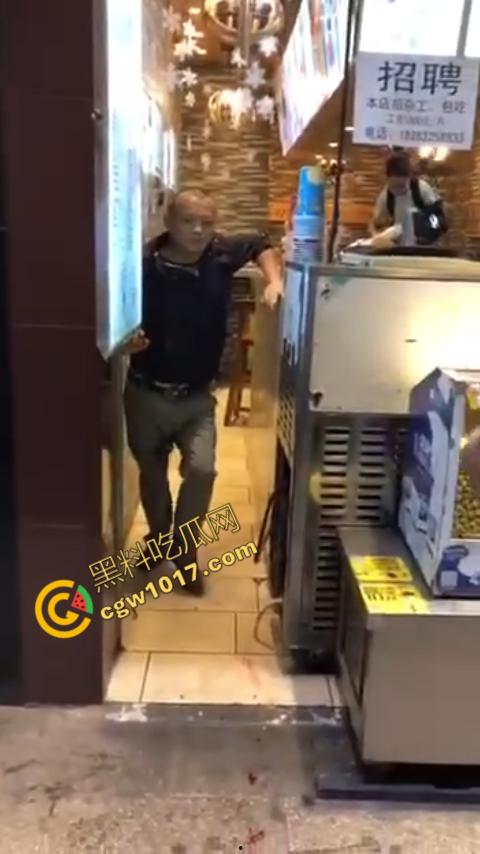 广州大街惊魂时刻:男子持刀疯狂输出,警察无奈拔枪射击,鲜血四溅,万人围观,刀客终于倒下! 第6张 广州大街惊魂时刻:男子持刀疯狂输出,警察无奈拔枪射击,鲜血四溅,万人围观,刀客终于倒下! 第6张