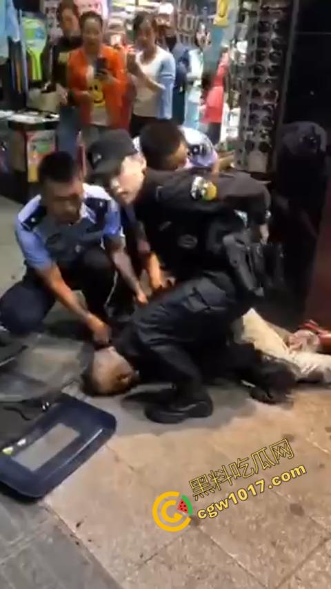 广州大街惊魂时刻:男子持刀疯狂输出,警察无奈拔枪射击,鲜血四溅,万人围观,刀客终于倒下! 第9张 广州大街惊魂时刻:男子持刀疯狂输出,警察无奈拔枪射击,鲜血四溅,万人围观,刀客终于倒下! 第9张