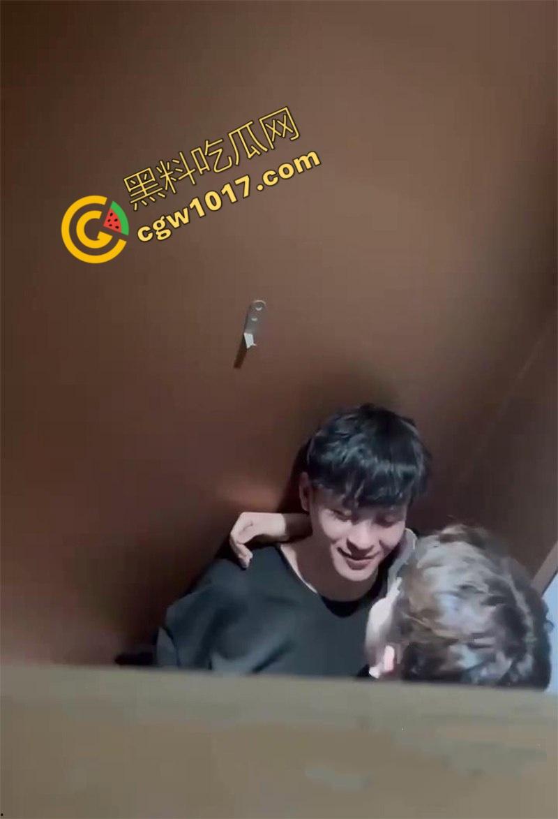 江苏男同约炮闹乌龙：两对公鸳鸯幽会配错对，厕所基情舌吻，酒店狂欢激情后入，画面刺激震碎三观  第10张