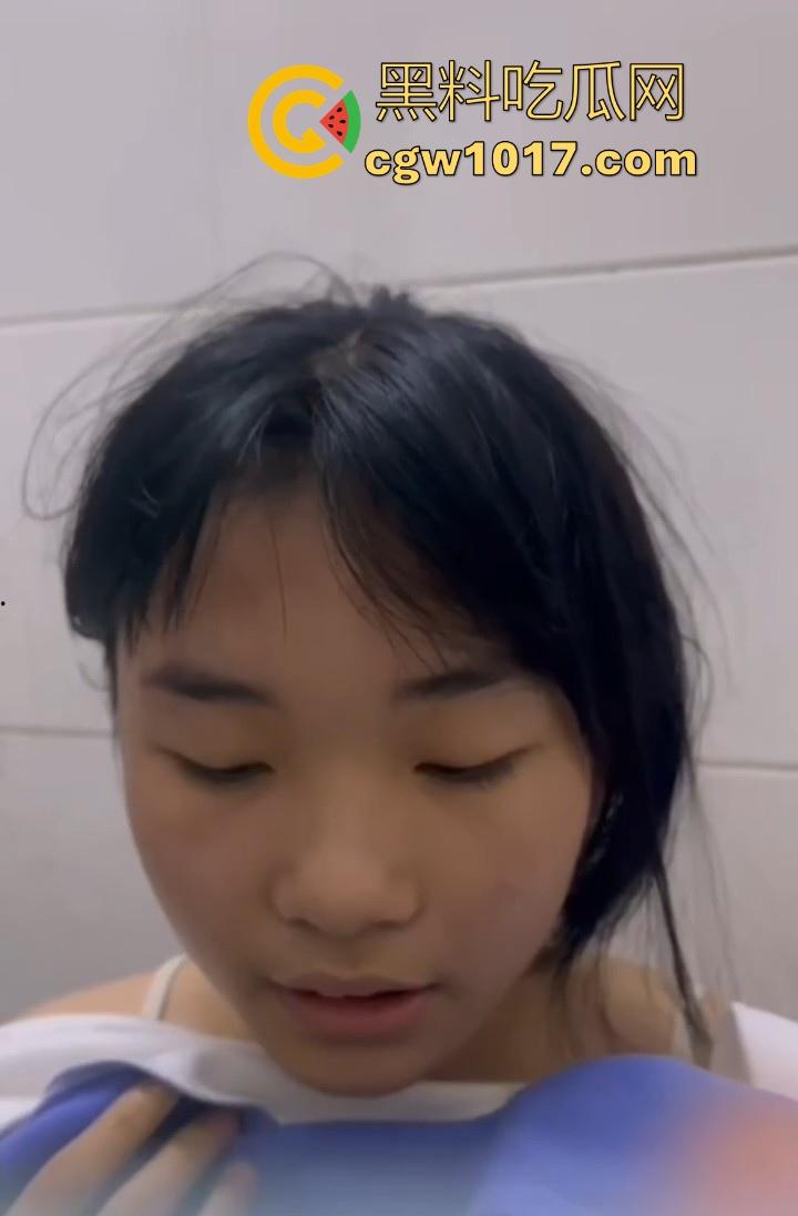 广东汕头龙湖区某中学校园霸凌视频曝光，果然是最毒妇人心啊，拳打脚踢扒光衣服，还要被霸凌着当作掰开嫩逼自慰！  第4张