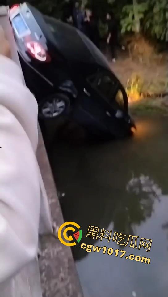 珍爱生命远离女司机！江苏南通北城小学南校区北门，一辆车直冲撞向河里，插在河中央，哎美女这里不能停车！  第1张