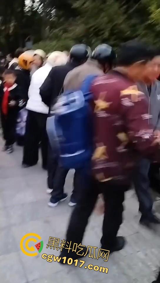 珍爱生命远离女司机！江苏南通北城小学南校区北门，一辆车直冲撞向河里，插在河中央，哎美女这里不能停车！  第5张