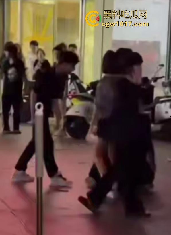 11月1日陕西西安精神小妹撞人骂街不道歉，遭精神小伙围殴踢肚狂飙，闺蜜龟缩不敢拦架，这内脏都要出血了吧！  第1张