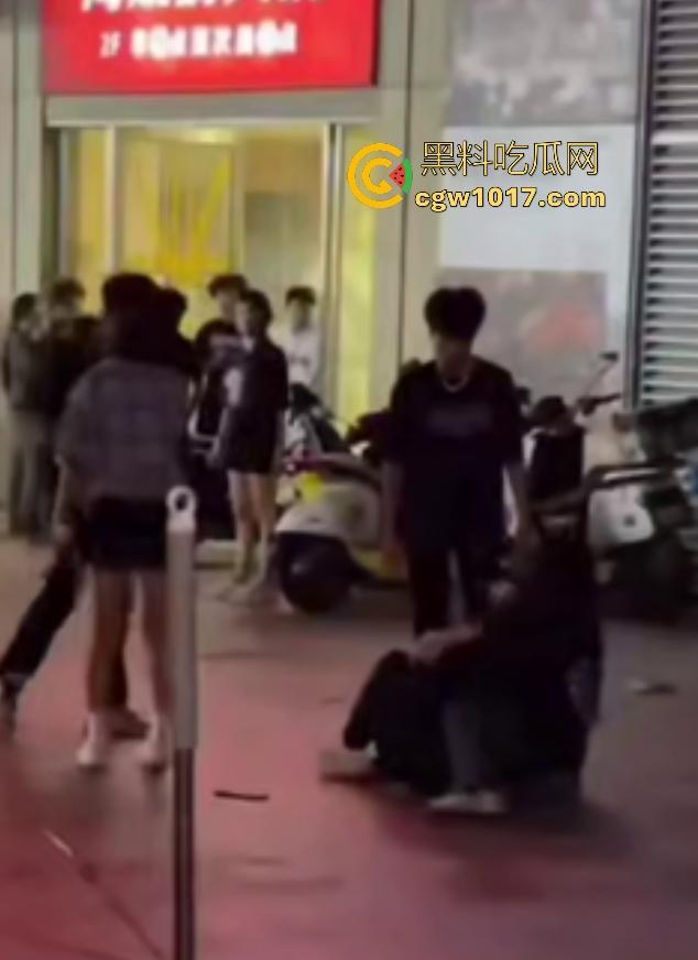 11月1日陕西西安精神小妹撞人骂街不道歉，遭精神小伙围殴踢肚狂飙，闺蜜龟缩不敢拦架，这内脏都要出血了吧！  第2张