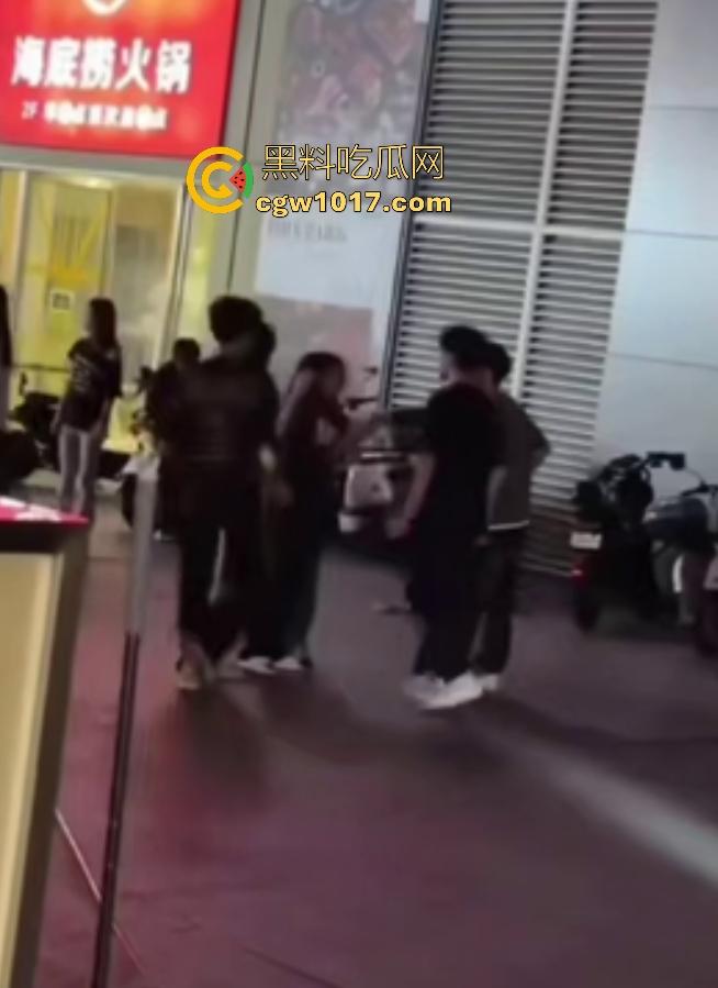 11月1日陕西西安精神小妹撞人骂街不道歉，遭精神小伙围殴踢肚狂飙，闺蜜龟缩不敢拦架，这内脏都要出血了吧！  第3张