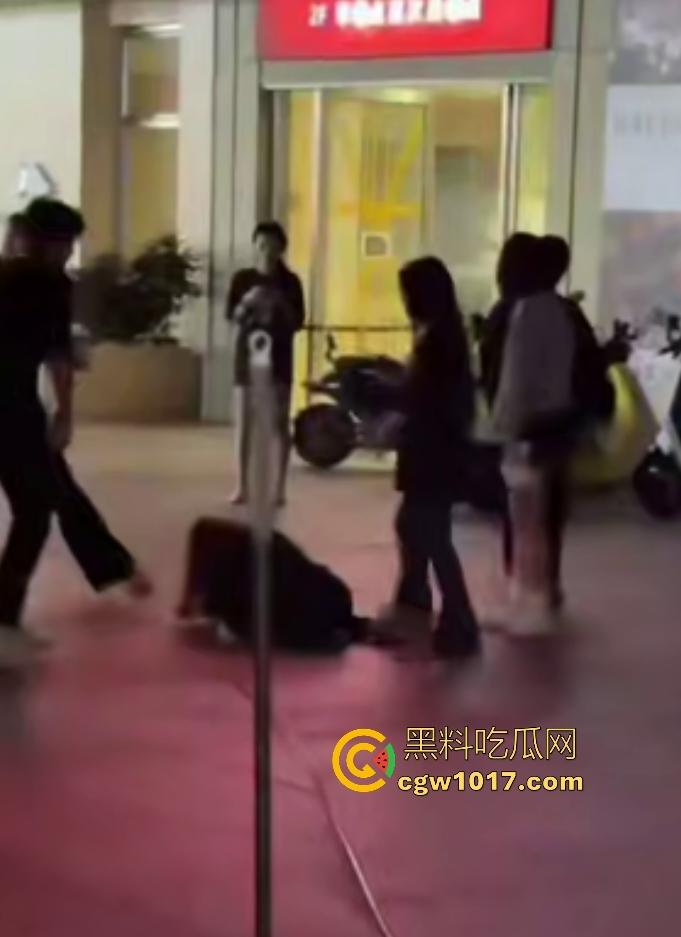 11月1日陕西西安精神小妹撞人骂街不道歉，遭精神小伙围殴踢肚狂飙，闺蜜龟缩不敢拦架，这内脏都要出血了吧！  第4张