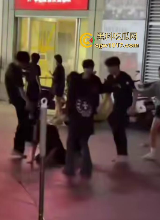 11月1日陕西西安精神小妹撞人骂街不道歉，遭精神小伙围殴踢肚狂飙，闺蜜龟缩不敢拦架，这内脏都要出血了吧！  第7张