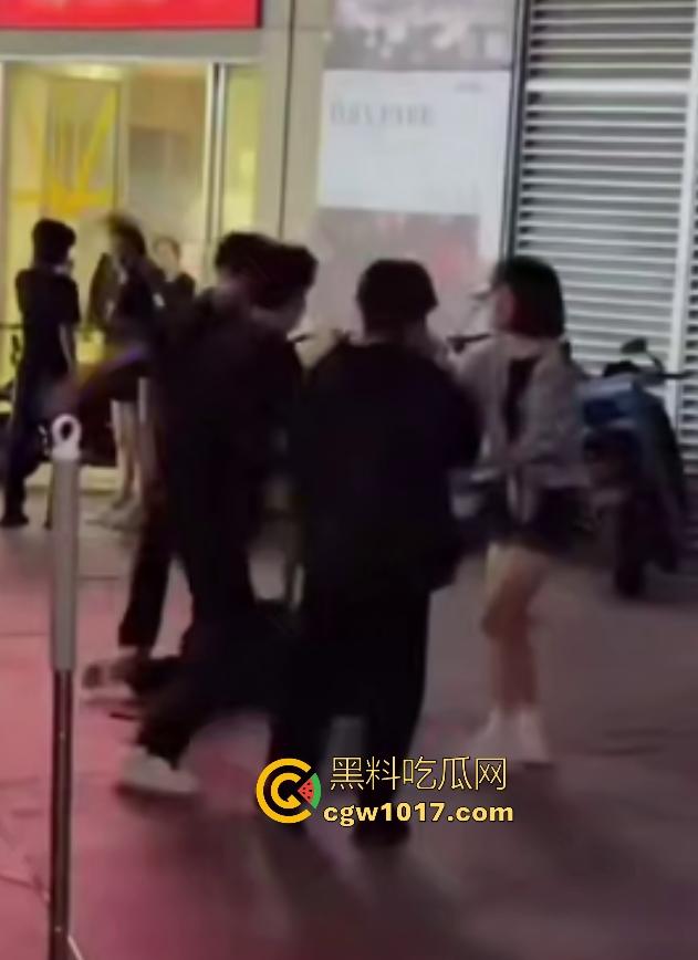 11月1日陕西西安精神小妹撞人骂街不道歉，遭精神小伙围殴踢肚狂飙，闺蜜龟缩不敢拦架，这内脏都要出血了吧！  第8张