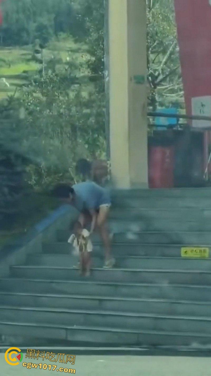 四川石棉高速服务区小猿泰山锅巴，高学历父母不给穿衣上户口，男孩爬食地摊剩饭，这父母真是禽兽不如！  第2张