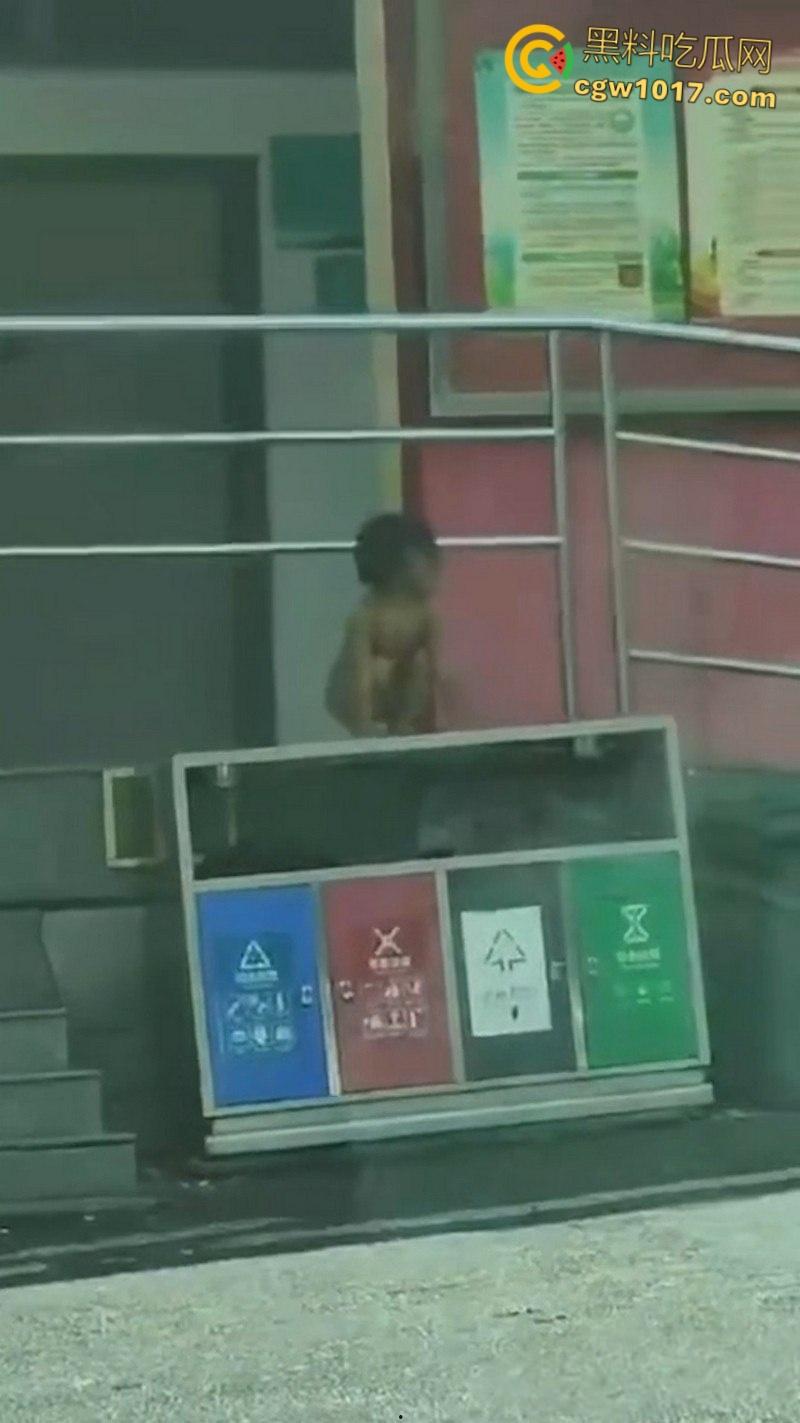 四川石棉高速服务区小猿泰山锅巴，高学历父母不给穿衣上户口，男孩爬食地摊剩饭，这父母真是禽兽不如！  第6张