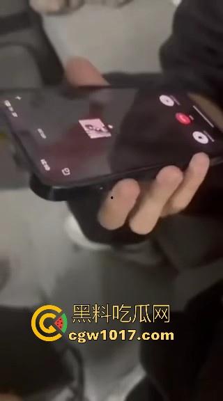 大胆骚逼给异地男友听她跟出轨对象做爱淫叫，边电话边被猛操，你的女孩正在被后入中，真是逆天了！  第3张