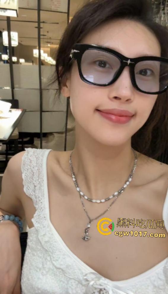 东方演艺集团话剧演员【王姝蒙】，为上位女主角贡献骚B，腿岔得比舞蹈生还开，你确定这是话剧演员？  第1张