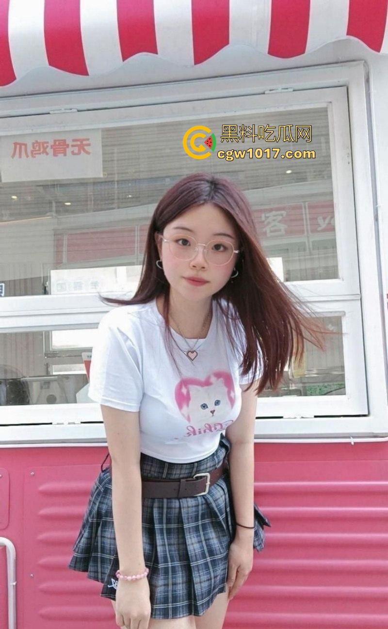 厦门大学清纯反差眼镜骚逼【刘洋】可爱下藏着巨乳，白嫩美乳与粉嫩蜜穴在镜头前尽显诱惑，女上骑乘榨取每一滴！  第1张