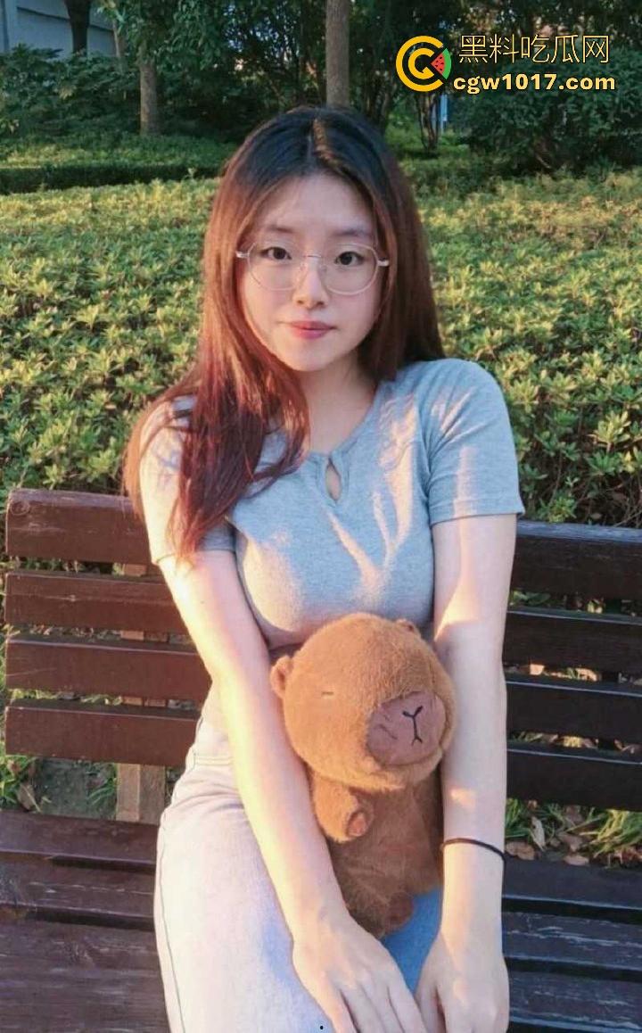 厦门大学清纯反差眼镜骚逼【刘洋】可爱下藏着巨乳，白嫩美乳与粉嫩蜜穴在镜头前尽显诱惑，女上骑乘榨取每一滴！  第2张