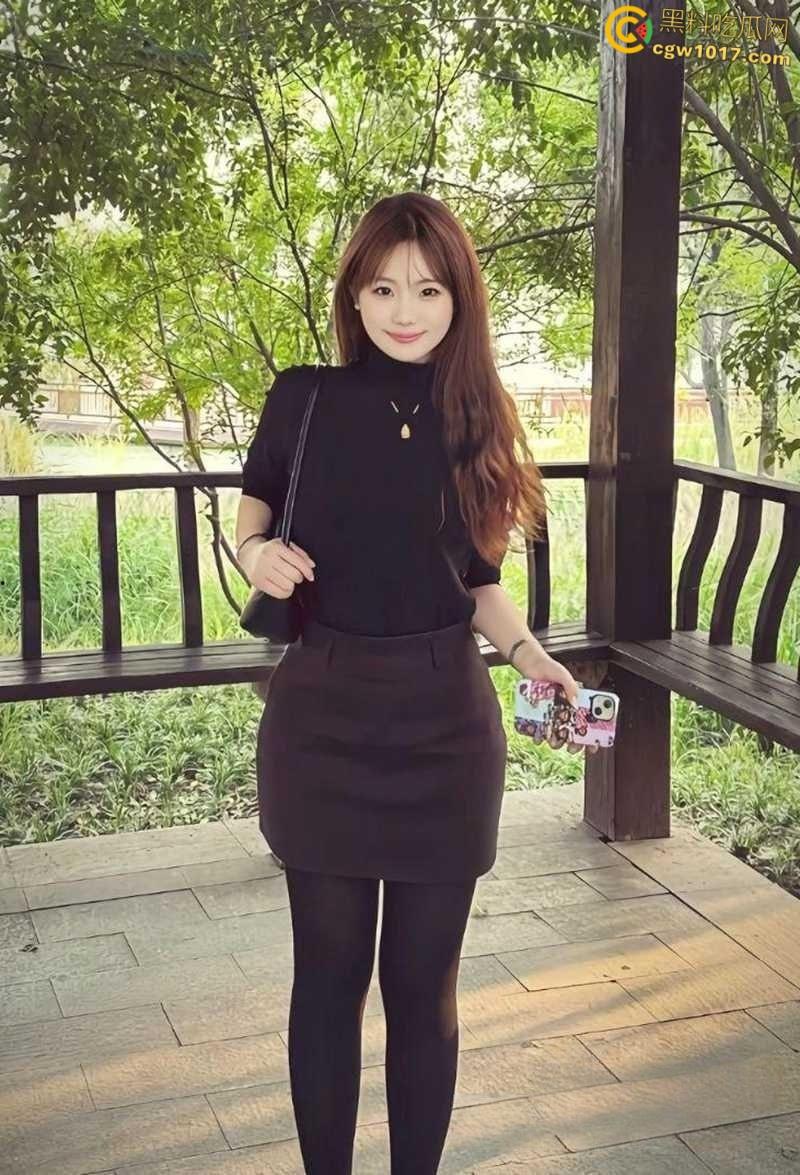 上海高颜值外围【郑亚馨】5万包夜卖身金主，高端会所群P淫片曝光，露脸群交被三男颜射！  第2张