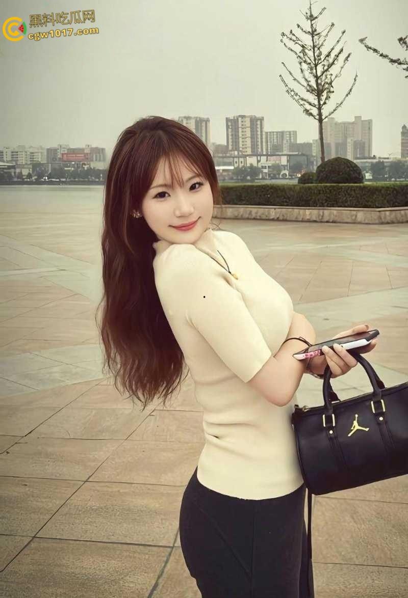 上海高颜值外围【郑亚馨】5万包夜卖身金主，高端会所群P淫片曝光，露脸群交被三男颜射！  第4张