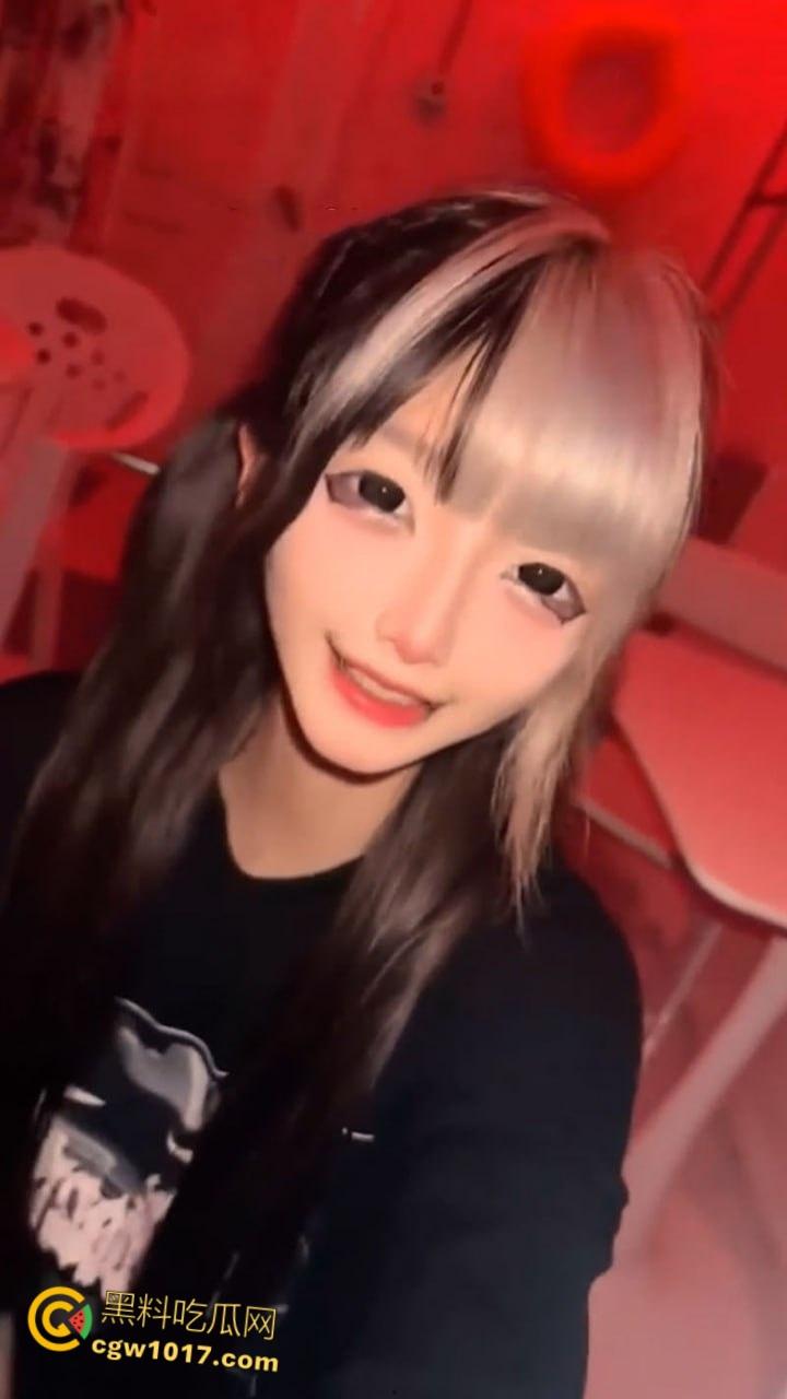 极品萝莉少女【金币崽】，与金主爸爸3P淫趴，清纯少女被调教成专属母狗，SM捆绑滴蜡，多姿势爆操骚浪到爆！  第1张