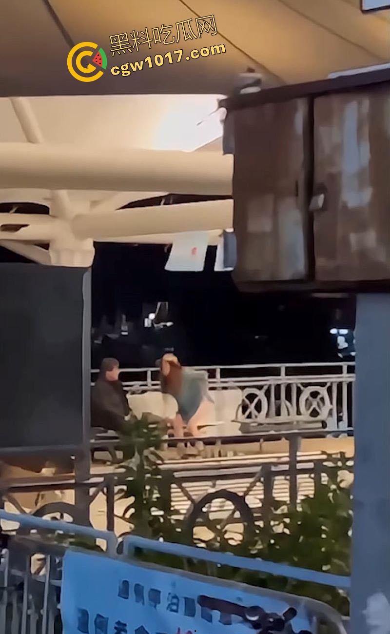 香港长洲码头六旬老人上演活春宫，宝刀未老船上动作猛烈，脱裤狂干不怕围观，老干部就是老干部丝毫不慌！  第2张