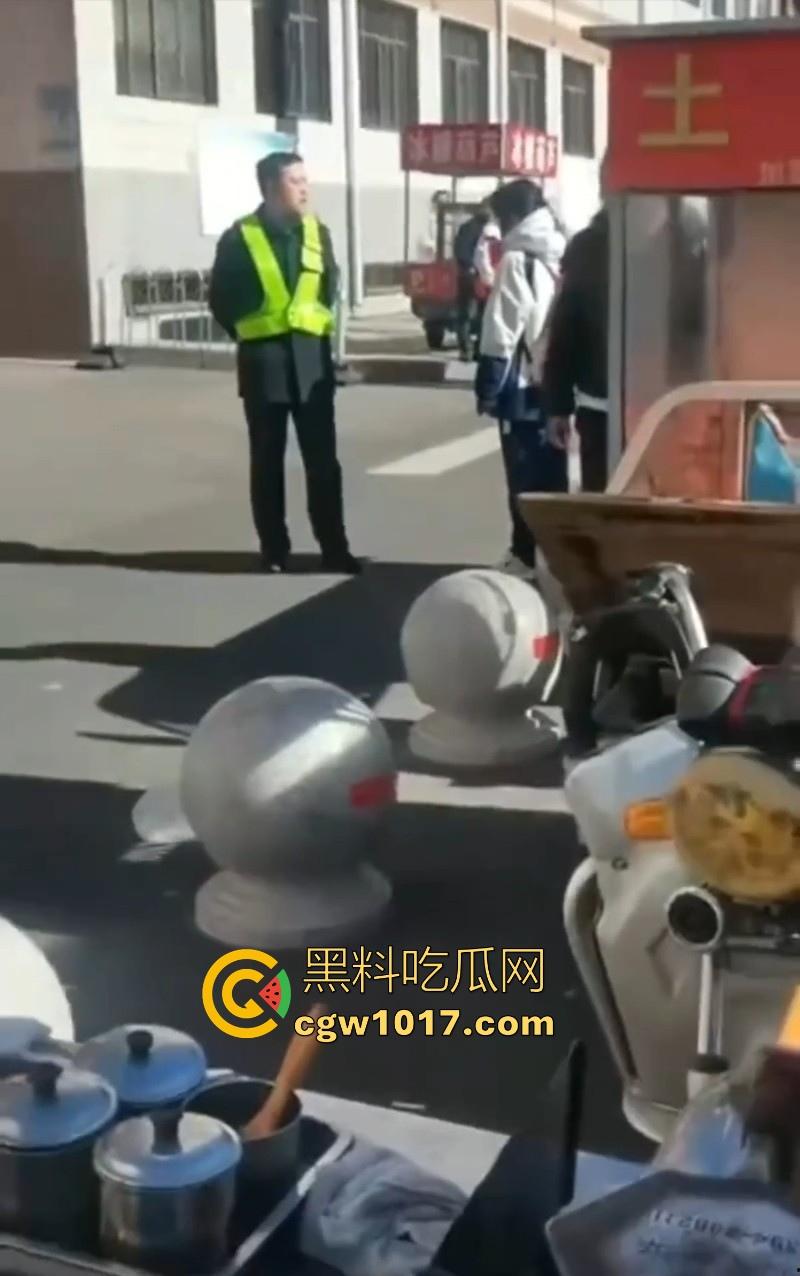 大同四中淀粉肠事件始末！女孩放学期间购买，副校长郭永乐没收人家家门钥匙，跟电动车钥匙，学生纷纷声讨支援！  第4张