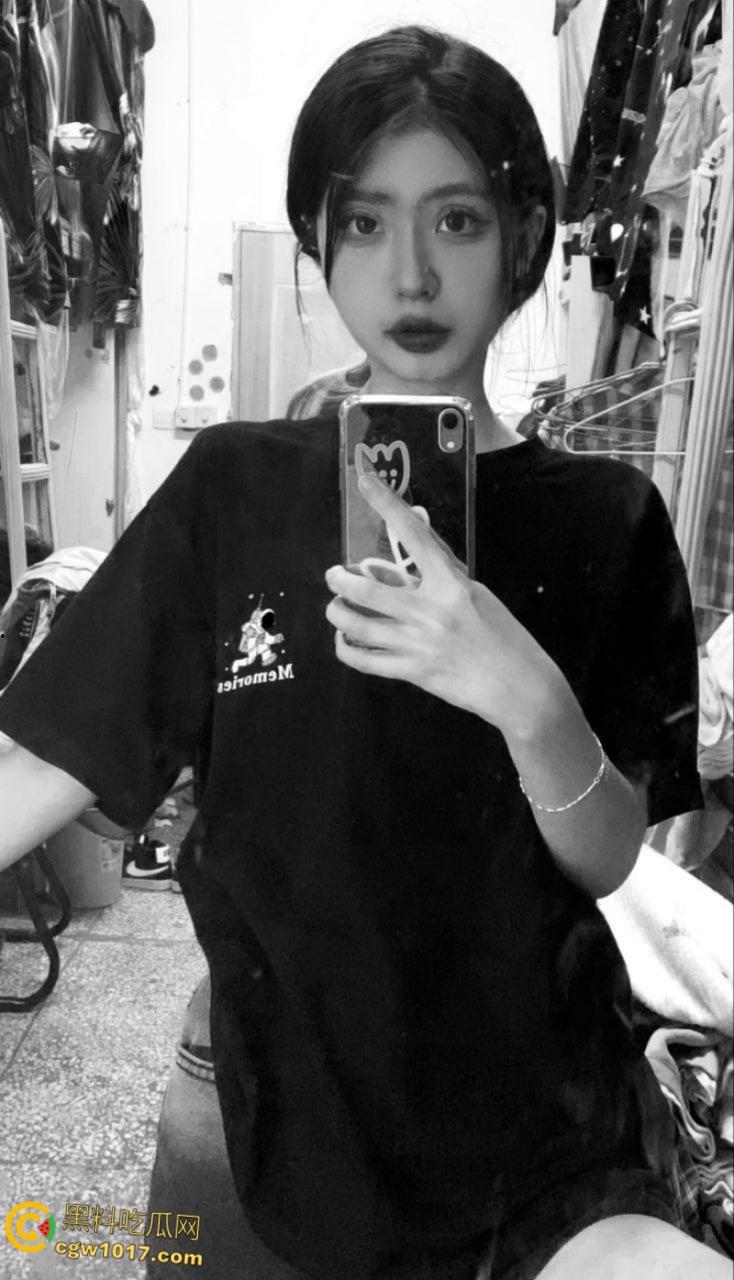 福建师范大学校花【李晓梅】她翘起雪白肥臀，白丝玉足玩弄男友大屌，粉嫩小穴被后入狂操呻吟不断！  第1张