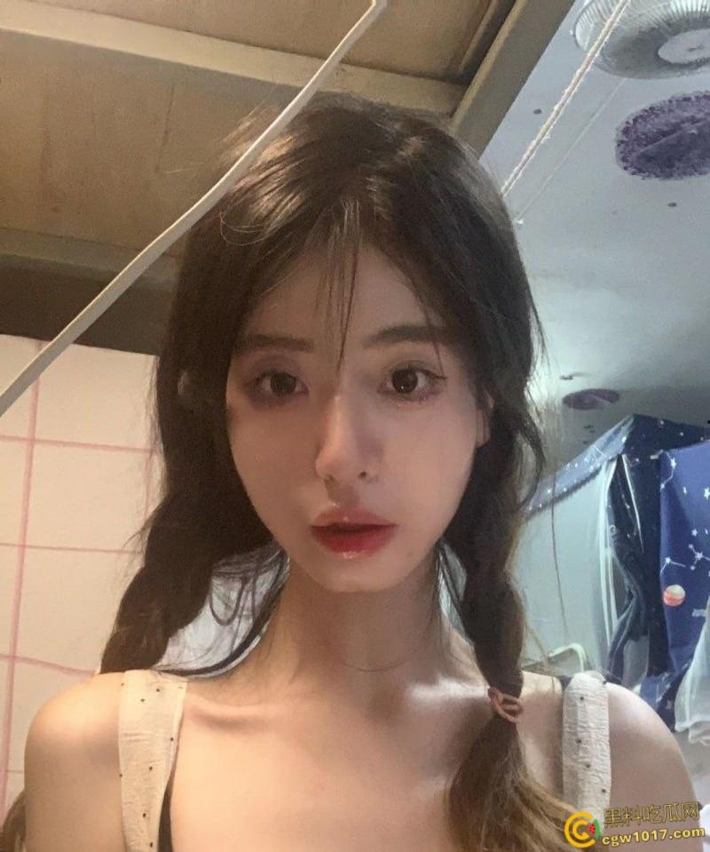 福建师范大学校花【李晓梅】她翘起雪白肥臀，白丝玉足玩弄男友大屌，粉嫩小穴被后入狂操呻吟不断！  第3张