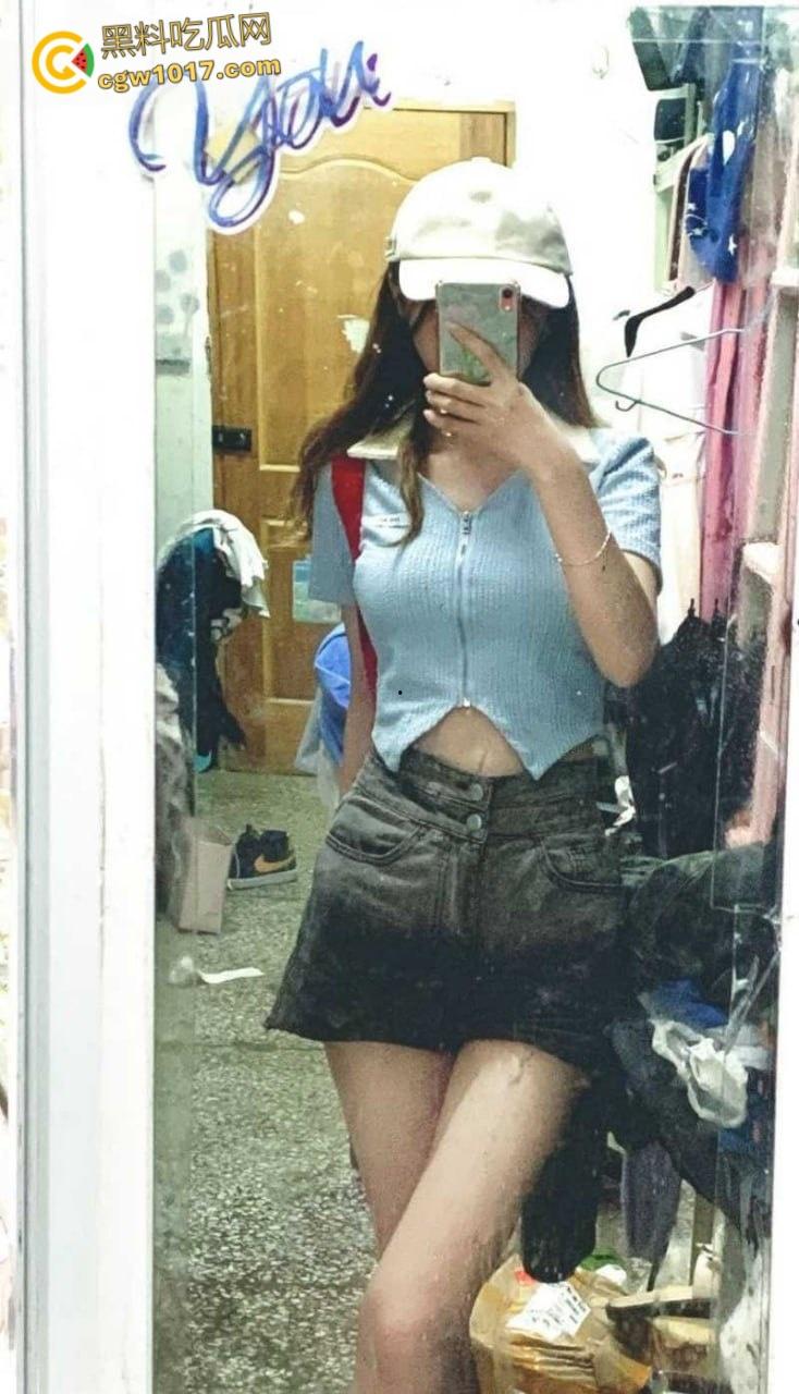 福建师范大学校花【李晓梅】她翘起雪白肥臀，白丝玉足玩弄男友大屌，粉嫩小穴被后入狂操呻吟不断！  第4张