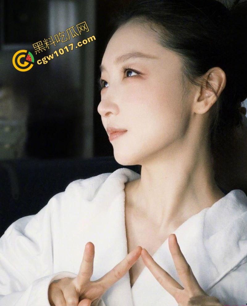 【周冬雨】VOGUE红毯透视装走光,性感仙女瞬间成爆炸新闻,行走荷尔蒙炸弹掀全网浪潮,裙摆失控全网疯传! 第1张 【周冬雨】VOGUE红毯透视装走光,性感仙女瞬间成爆炸新闻,行走荷尔蒙炸弹掀全网浪潮,裙摆失控全网疯传! 第1张