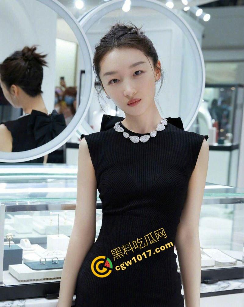 【周冬雨】VOGUE红毯透视装走光,性感仙女瞬间成爆炸新闻,行走荷尔蒙炸弹掀全网浪潮,裙摆失控全网疯传! 第5张 【周冬雨】VOGUE红毯透视装走光,性感仙女瞬间成爆炸新闻,行走荷尔蒙炸弹掀全网浪潮,裙摆失控全网疯传! 第5张