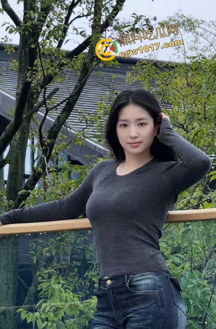 巨乳嫂子身穿开档黑丝淫欲上脑，主动求操被蹂躏美乳，无套骑乘榨精，诱惑无比全程娇喘超刺激！  第2张