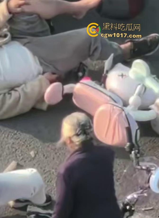 上饶电动车“奥斯卡”撞车大戏，大哥躺地飙演技假装植物人，女人快起来了他还全躺装死，影帝快起来领奖了！  第2张