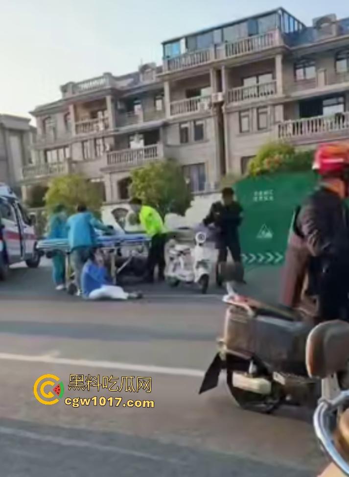 上饶电动车“奥斯卡”撞车大戏，大哥躺地飙演技假装植物人，女人快起来了他还全躺装死，影帝快起来领奖了！  第5张