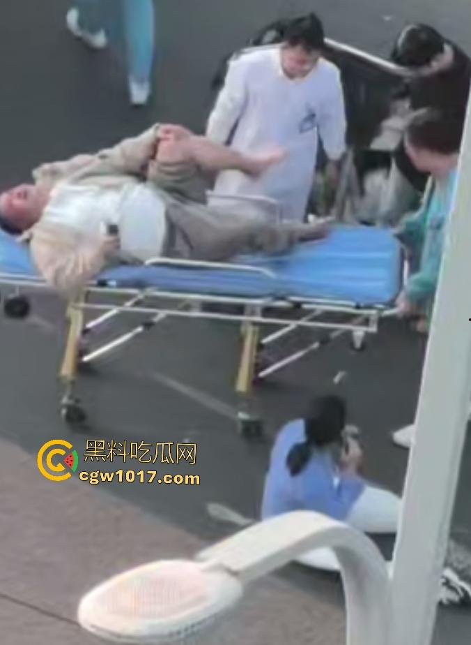 上饶电动车“奥斯卡”撞车大戏，大哥躺地飙演技假装植物人，女人快起来了他还全躺装死，影帝快起来领奖了！  第7张