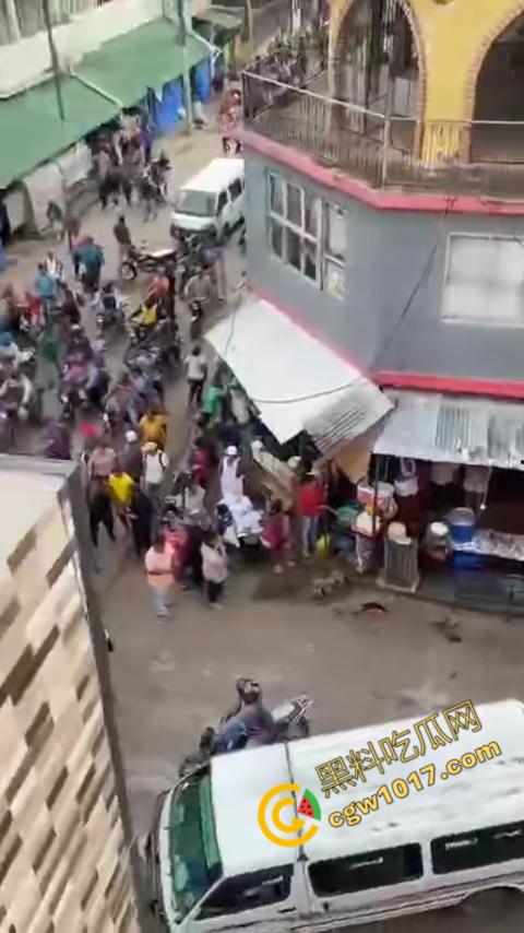 国外男子竟当街自残,刀割喉咙鲜血四溅,群众惊恐围观,男子倒地不省人事,惨烈一幕令人心悸胆战! 第1张 国外男子竟当街自残,刀割喉咙鲜血四溅,群众惊恐围观,男子倒地不省人事,惨烈一幕令人心悸胆战! 第1张