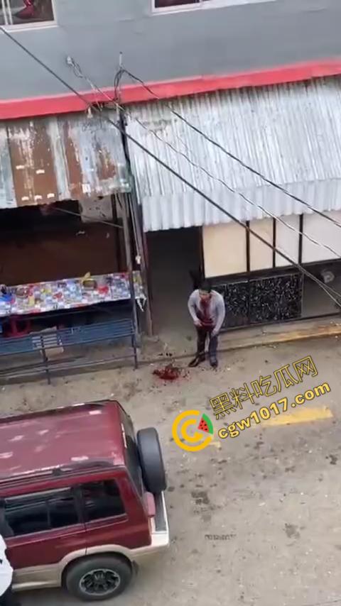 国外男子竟当街自残,刀割喉咙鲜血四溅,群众惊恐围观,男子倒地不省人事,惨烈一幕令人心悸胆战! 第2张 国外男子竟当街自残,刀割喉咙鲜血四溅,群众惊恐围观,男子倒地不省人事,惨烈一幕令人心悸胆战! 第2张