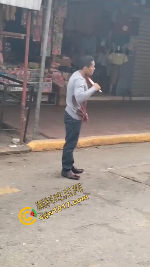 国外男子竟当街自残,刀割喉咙鲜血四溅,群众惊恐围观,男子倒地不省人事,惨烈一幕令人心悸胆战! 第7张 国外男子竟当街自残,刀割喉咙鲜血四溅,群众惊恐围观,男子倒地不省人事,惨烈一幕令人心悸胆战! 第7张