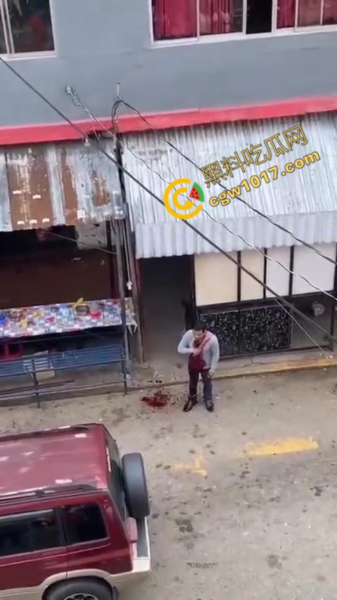 国外男子竟当街自残,刀割喉咙鲜血四溅,群众惊恐围观,男子倒地不省人事,惨烈一幕令人心悸胆战! 第3张 国外男子竟当街自残,刀割喉咙鲜血四溅,群众惊恐围观,男子倒地不省人事,惨烈一幕令人心悸胆战! 第3张