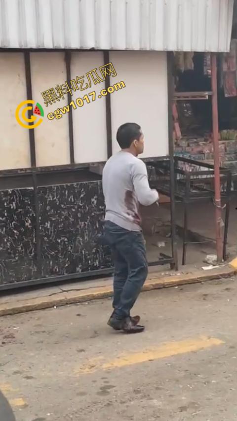 国外男子竟当街自残,刀割喉咙鲜血四溅,群众惊恐围观,男子倒地不省人事,惨烈一幕令人心悸胆战! 第4张 国外男子竟当街自残,刀割喉咙鲜血四溅,群众惊恐围观,男子倒地不省人事,惨烈一幕令人心悸胆战! 第4张