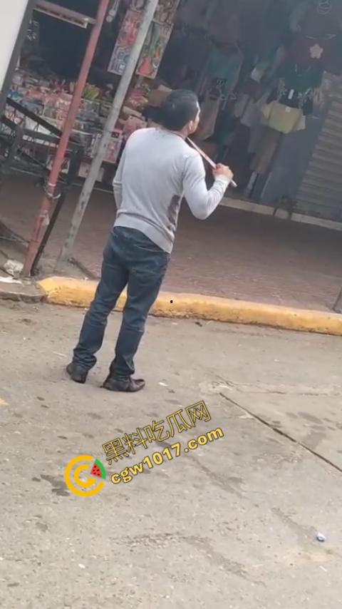 国外男子竟当街自残,刀割喉咙鲜血四溅,群众惊恐围观,男子倒地不省人事,惨烈一幕令人心悸胆战! 第5张 国外男子竟当街自残,刀割喉咙鲜血四溅,群众惊恐围观,男子倒地不省人事,惨烈一幕令人心悸胆战! 第5张