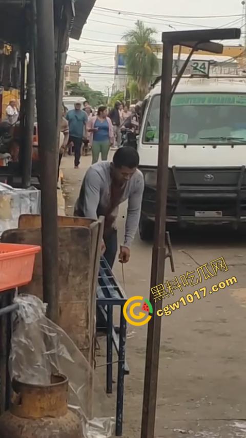 国外男子竟当街自残,刀割喉咙鲜血四溅,群众惊恐围观,男子倒地不省人事,惨烈一幕令人心悸胆战! 第9张 国外男子竟当街自残,刀割喉咙鲜血四溅,群众惊恐围观,男子倒地不省人事,惨烈一幕令人心悸胆战! 第9张