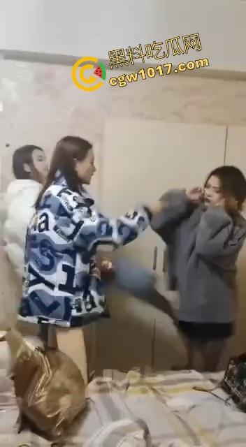 蛇毒心肠啊！高挑美女上门寻仇群殴，上来就是一脚，直接围在角落打，身材这么好的小美，想不到是这样的人啊！  第1张