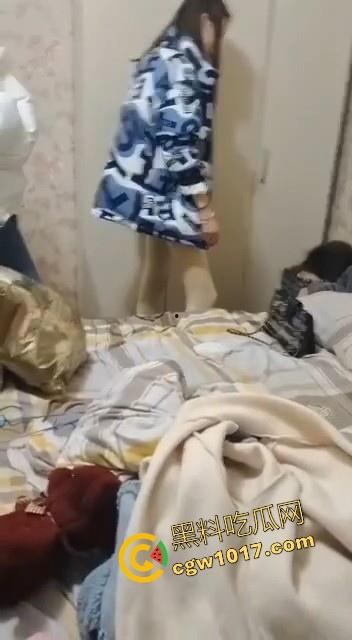 蛇毒心肠啊！高挑美女上门寻仇群殴，上来就是一脚，直接围在角落打，身材这么好的小美，想不到是这样的人啊！  第6张