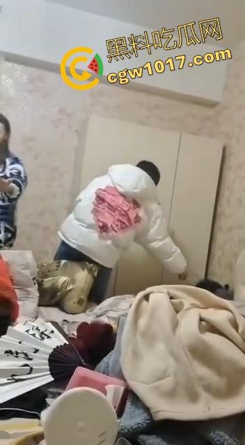 蛇毒心肠啊！高挑美女上门寻仇群殴，上来就是一脚，直接围在角落打，身材这么好的小美，想不到是这样的人啊！  第9张