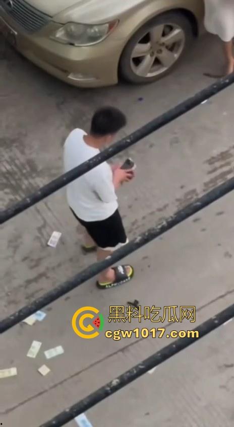 街头白衣猛男当街暴打短裙少妇，猛扯白裙少妇，直接一个过肩摔，把人摔得狗吃屎一样，手中钱散落街头！  第1张