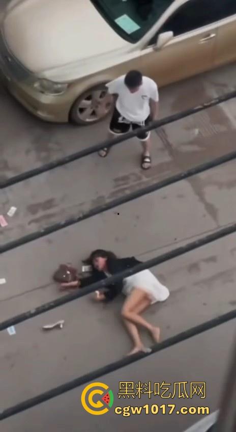 街头白衣猛男当街暴打短裙少妇，猛扯白裙少妇，直接一个过肩摔，把人摔得狗吃屎一样，手中钱散落街头！  第5张