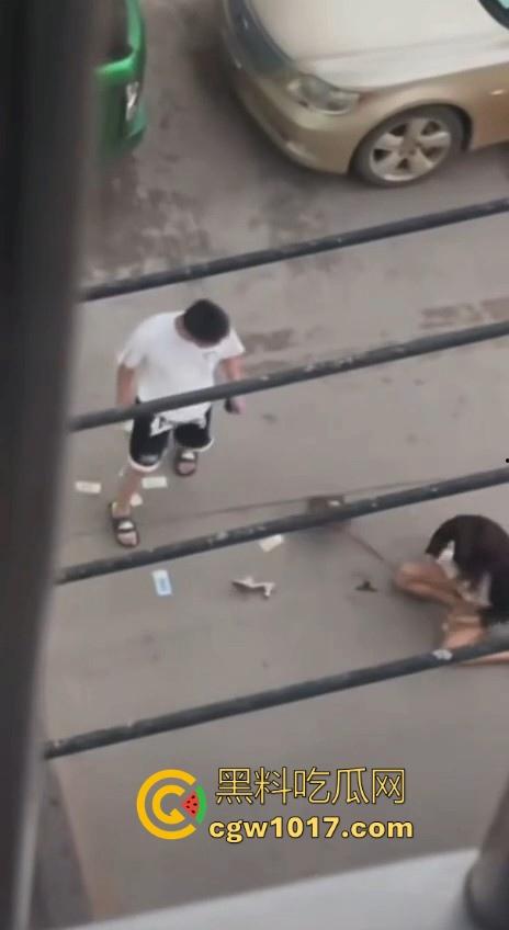 街头白衣猛男当街暴打短裙少妇，猛扯白裙少妇，直接一个过肩摔，把人摔得狗吃屎一样，手中钱散落街头！  第6张