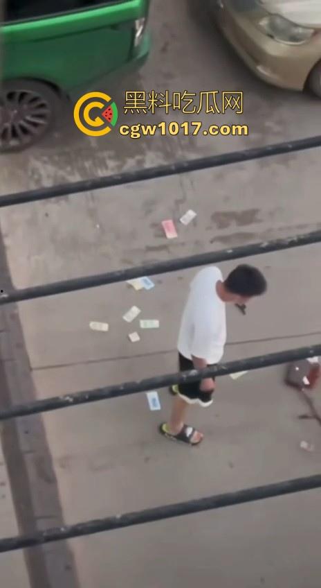 街头白衣猛男当街暴打短裙少妇，猛扯白裙少妇，直接一个过肩摔，把人摔得狗吃屎一样，手中钱散落街头！  第7张