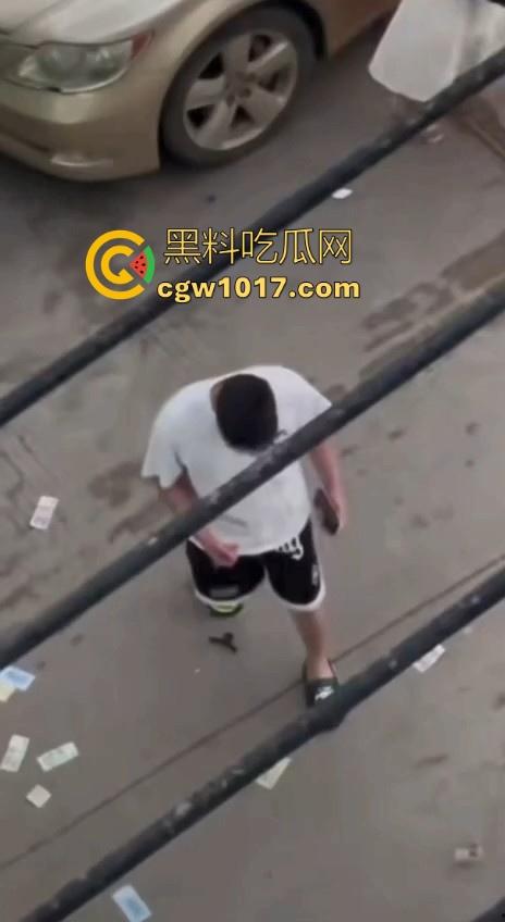 街头白衣猛男当街暴打短裙少妇，猛扯白裙少妇，直接一个过肩摔，把人摔得狗吃屎一样，手中钱散落街头！  第10张