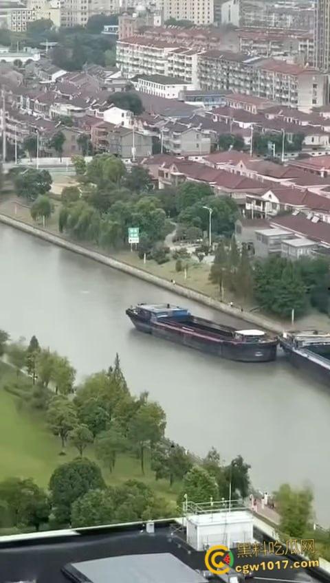 丹阳女司机油门当刹车，车子冲破栏杆栽进九曲河，幸好车窗围观女司机命大脱险，惊魂未定一出湿身戏！  第2张