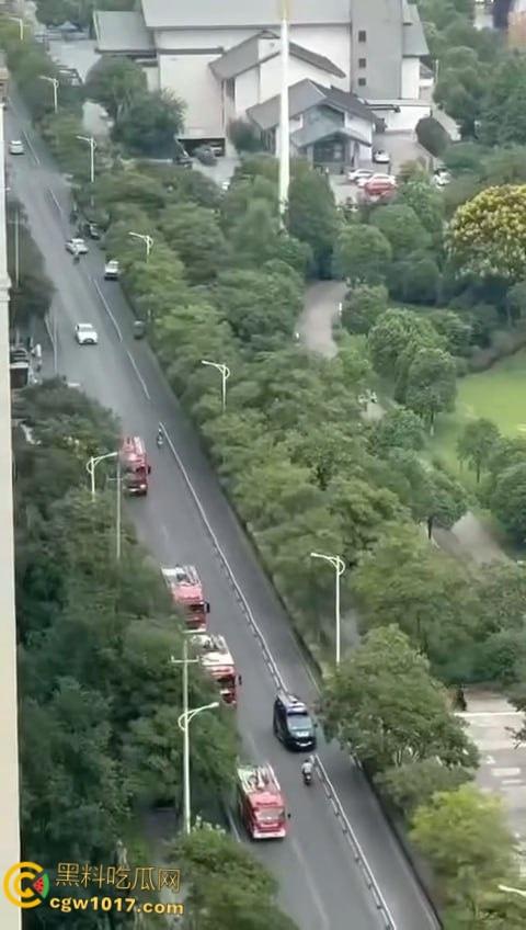 丹阳女司机油门当刹车，车子冲破栏杆栽进九曲河，幸好车窗围观女司机命大脱险，惊魂未定一出湿身戏！  第3张