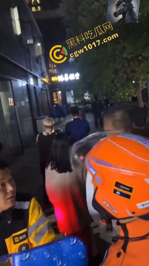 浙江狂暴男子街头暴力虐狗事件火遍全网:血腥场面令人震撼,马犬惨叫声震撼人心,引发全民怒吼! 第8张 浙江狂暴男子街头暴力虐狗事件火遍全网:血腥场面令人震撼,马犬惨叫声震撼人心,引发全民怒吼! 第8张